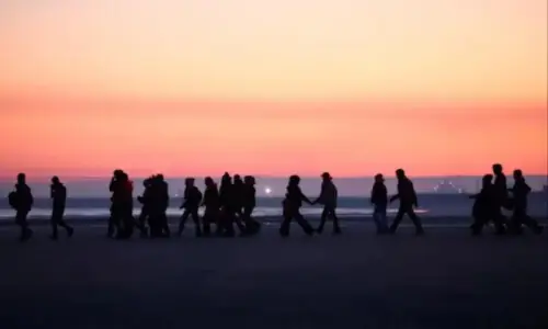 برطانیہ میں پناہ کے نظام میں بڑی تبدیلی: مستقل رہائش کیلئے 20 سال کا انتظار لازم