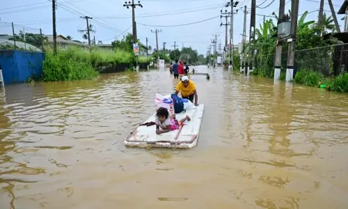 Sri Lanka seeks foreign help as cyclone toll hits 123