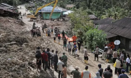 Thailand, Indonesia begin clean-up after massive floods kill hundreds