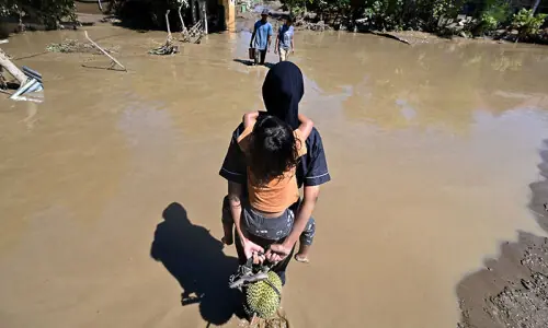 Indonesia, Thailand race to find missing as flooding toll tops 600