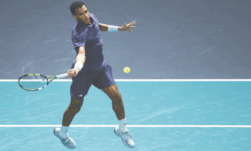 Bublik sets up Auger-Aliassime semi-final in Paris Bublik sets up Auger-Aliassime semi-final in Paris