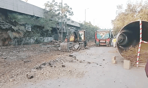 Commuters to suffer as Karachi&rsquo;s University Road shut until year-end