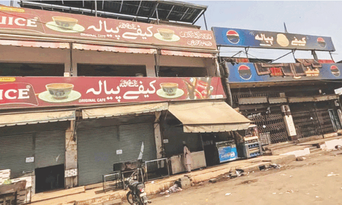 No chairs, tables of eateries on walkways along Karachi’s major roads