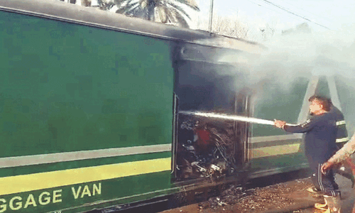 Fire breaks out in freight train at Karachi&rsquo;s Cantt Station