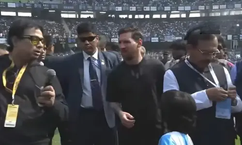 میسی کی آمد پر کولکتہ اسٹیڈیم میں شدید بدنظمی، توڑ پھوڑ، واقعے کی تحقیقات کیلئے کمیٹی تشکیل