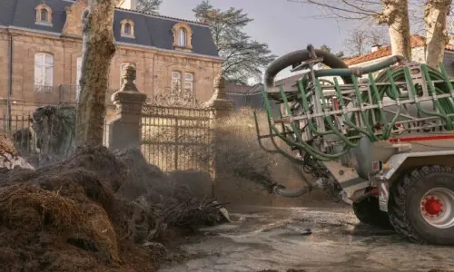 French farmers keep up road blocks over cow ‘mass slaughter’ French farmers keep up road blocks over cow ‘mass slaughter’