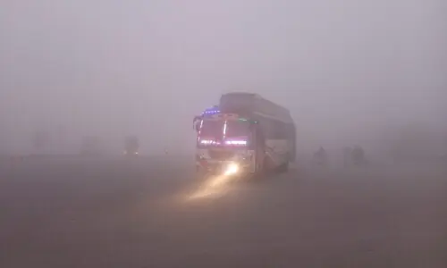 In pictures: Smog-choked Lahore struggles through another grey morning In pictures: Smog-choked Lahore struggles through another grey morning