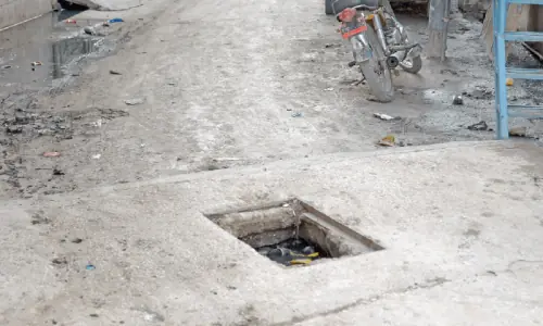 Eight-year-old dies in Karachi&rsquo;s Korangi after falling into uncovered manhole