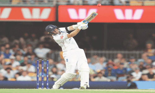 Root&rsquo;s first ton in Australia guides England to 325-9