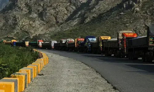 World Food Organisation convoy remains stranded at Torkham World Food Organisation convoy remains stranded at Torkham