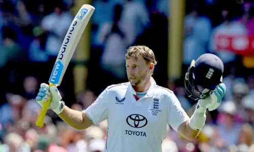 Root&rsquo;s majestic 160 powers England to 384 in final Ashes Test