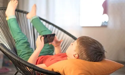 Psychiatrist suggests kids should only get smartphones after the age of 12 Psychiatrist suggests kids should only get smartphones after the age of 12