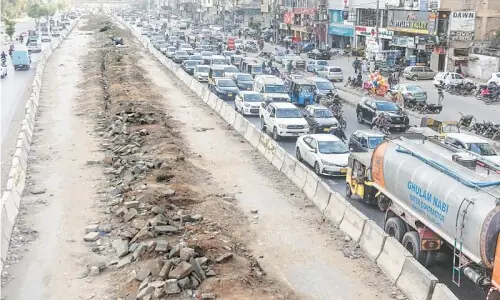 KMC announces reconstruction of 418 roads across Karachi