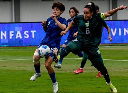 Chinese Taipei's Su Yu-Hsuan (left) vies with Pakistan captain Maria Khan during the match between Chinese Taipei and Pakistan in the 2026 AFC Women's Asian Cup qualifiers.