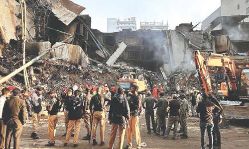 Rescuers risk life and limb as Gul Plaza smoulders