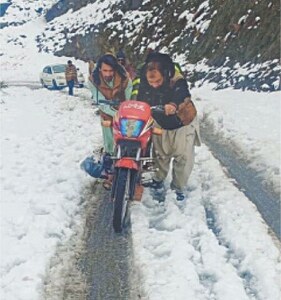 Heavy snowfall blocks roads, suspends power supply in parts of KP