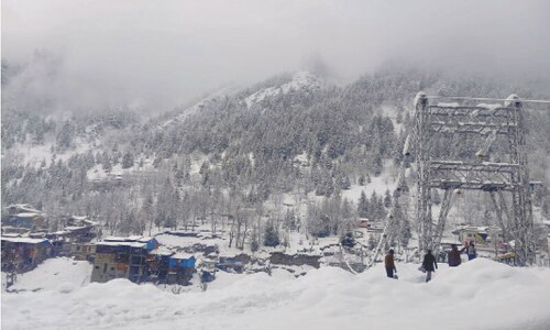 Murree receives 15 inches of snow, entry of tourists banned Murree receives 15 inches of snow, entry of tourists banned