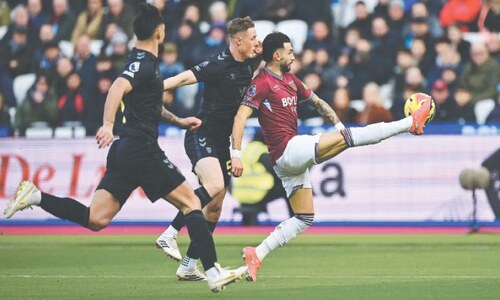 Spurs slip at Burnley increases pressure on Frank as City win