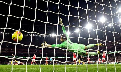 Carrick magic transforms United as Arsenal dealt title jolt