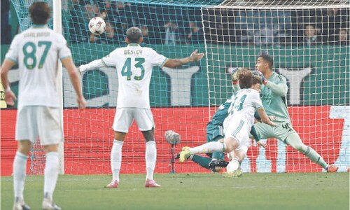 Lyon top Europa League standings, Roma reach last eight