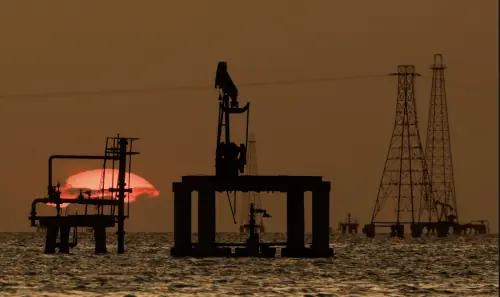 Oil falls on possible US-Iran de-escalation, firm dollar