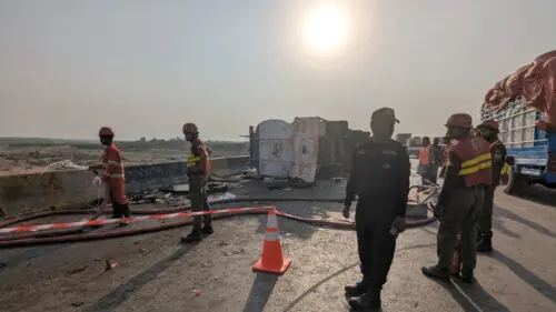 13 killed, 9 injured in traffic accident on M9 Motorway in Karachi 13 killed, 9 injured in traffic accident on M9 Motorway in Karachi