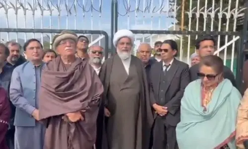 Tarar says Imran to be treated by &lsquo;best&rsquo; eye specialists amid opposition sit-in at Parliament House