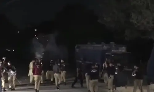 Karachi police clash with Jamaat-i-Islami workers outside Sindh Assembly
