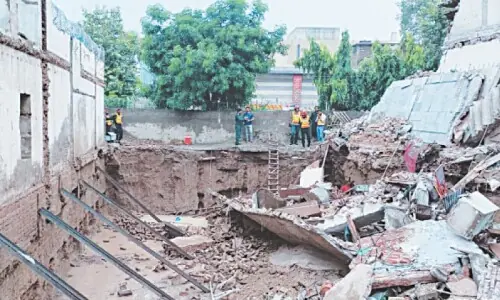 At least 6 killed in Karachi Soldier Bazaar building collapse following gas explosion At least 6 killed in Karachi Soldier Bazaar building collapse following gas explosion