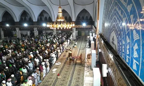 In pictures: Prayers, charity, and iftar meals mark the beginning of Ramazan