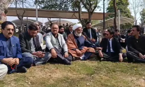 Opposition leaders hold sit-in outside SC, demand immediate scheduling of Imran’s cases Opposition leaders hold sit-in outside SC, demand immediate scheduling of Imran’s cases