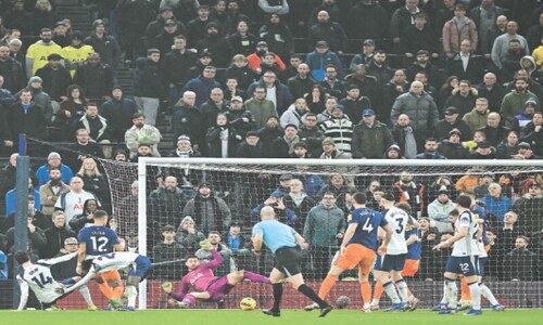 West Ham end United&rsquo;s winning run, Spurs sack Frank
