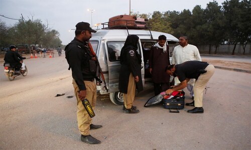 Police ask Karachiites to carry CNICs with them