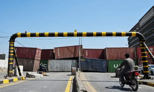 Karachi&rsquo;s MT Khan Road again closed in view of security situation