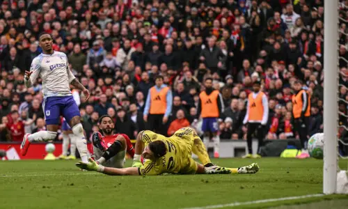 Dowman makes history as Arsenal strike late, City held by West Ham Dowman makes history as Arsenal strike late, City held by West Ham