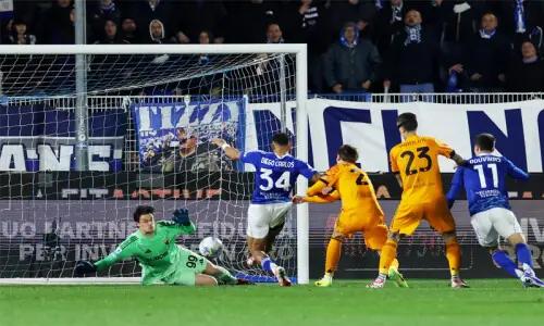 Milan give Inter Scudetto reprieve as Como eye CL