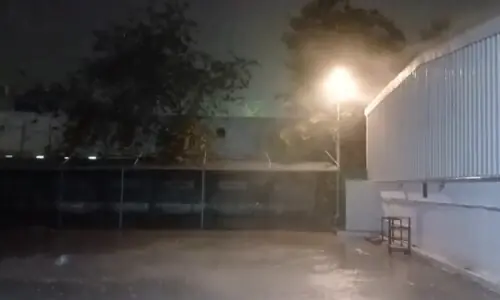 Heavy rain, strong winds hit parts of Karachi