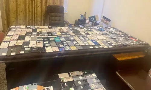 Attempt to smuggle high-end mobile phones from China foiled