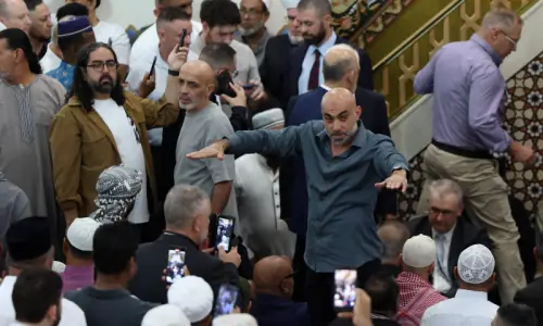 PM Albanese heckled, booed during visit to Australia&rsquo;s largest mosque over stance on Israel