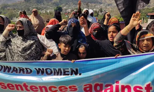 Women protest sentencing of Kashmiri activists in Muzaffarabad Women protest sentencing of Kashmiri activists in Muzaffarabad
