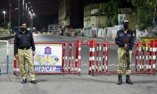 Citizens kill four suspected robbers in Jauhar and Orangi