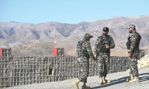 Security forces retaliate ‘vigorously’ after Afghan Taliban open fire in KP’s Bajaur sector: sources Security forces retaliate ‘vigorously’ after Afghan Taliban open fire in KP’s Bajaur sector: sources