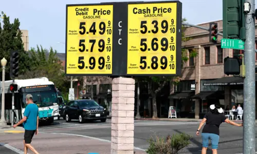 Oil prices extend gains