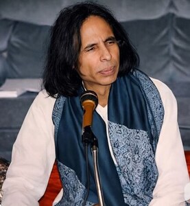 ESSAY: JAUN ELIA BEYOND THE ICON ESSAY: JAUN ELIA BEYOND THE ICON