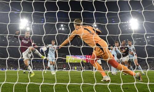 West Ham reach FA Cup quarters after Ouattara&rsquo;s penalty howler