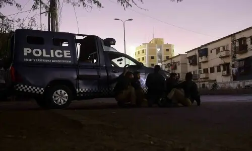 DIG orders inquiry after video, purportedly showing armed robbery on Karachi bridge, goes viral
