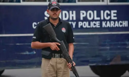 Video of brazen Korangi bridge robbery ignites public fury Video of brazen Korangi bridge robbery ignites public fury