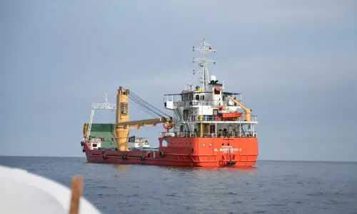 What does a US naval blockade of Iran mean for oil flows?