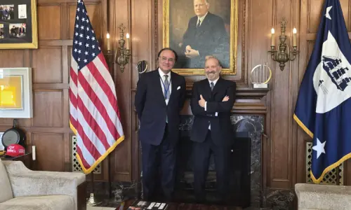 Finance minister meets with US commerce secretary, briefs IMF official on war’s impact on Pakistan Finance minister meets with US commerce secretary, briefs IMF official on war’s impact on Pakistan