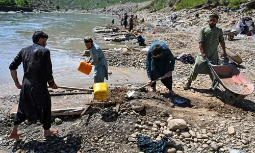 Afghans comb riverbed in search of gold dust